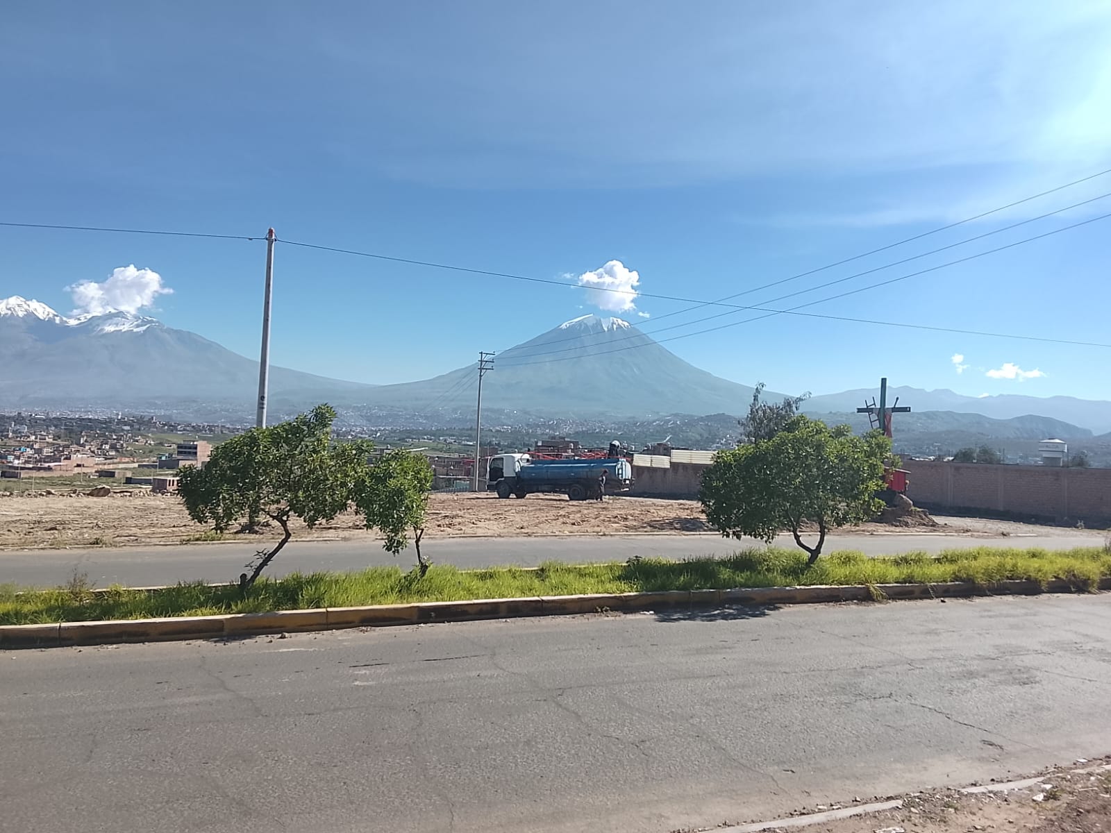 Pista de 4 carriles - vías de acceso a Umapalca Sabandía con el Misti de fondo